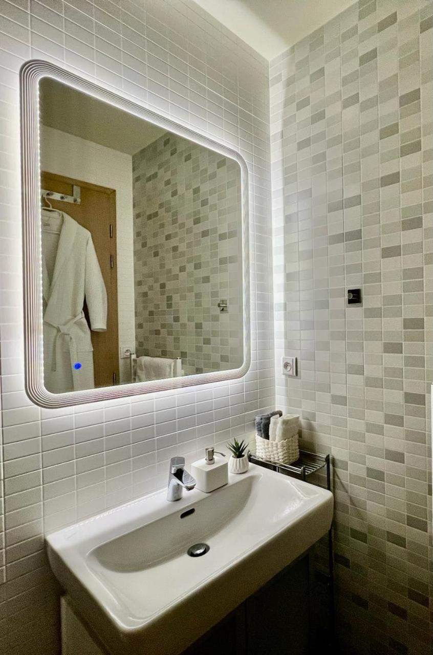 Luxury Apartment In Prague And Free Parking Esterno foto